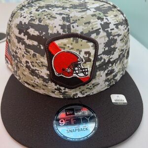 CLEVELAND BROWNS SALUTE TO SERVICE SNAPBACK HAT. BRAND NEW. ONE SIZE FITS ALL
